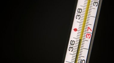 Siyah arka planda izole edilmiş yüksek insan vücut ısısı olan cam termometrenin siyah ve beyaz görüntüsünü kapat, Macro, Ağır çekim