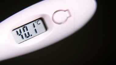 Elektronik termometre makro, yakın çekim, 4K, yavaş çekim