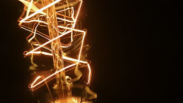 Lâmpada Edison lentamente revelar em foco e detalhes ao piscar e desligar a luz, Lâmpada de filamento vintage brilhante, escurecimento e orbitando em torno da câmera, close-up vista macro com efeito bokeh — Vídeo de Stock