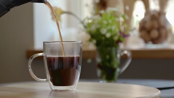 Caffè nero aromatico viene versato in tazza di vetro trasparente, Macchina per il caffè Geyser, rallentatore — Video Stock