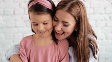 Ester 'in üzerinde kızların elleri oturuyor. Festivalin ağzı Esther Brad into Pieces. Kız Esther Brad 'i süslüyor. Mutlu anne ve kız. Yakın plan.