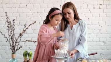 Ester 'in üzerinde kızların elleri oturuyor. Festivalin ağzı Esther Brad into Pieces. Kız Esther Brad 'i süslüyor. 4k
