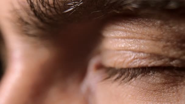 Close-up van bruin oog knipperen in Slow Motion, jongeman is het openen en sluiten van haar mooie oog, 4k — Stockvideo
