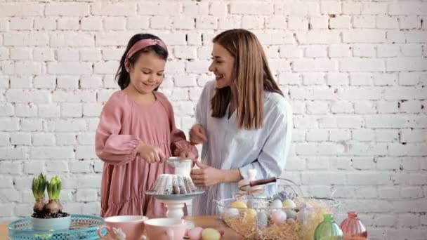 A lányok kezei az észteren ülnek. A fesztivál szája Esther Brad Darabokra szedése. A lány díszíti Esther Bradet. Díszítsd a tortát cukormázzal — Stock videók