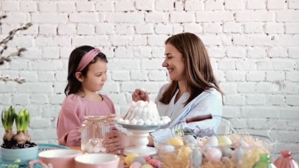 Las manos de las chicas están sentadas en el éster. La boca del festival es Esther Brad Into Pieces. La chica decora a Esther Brad. 4k — Vídeos de Stock