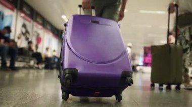 Havaalanı terminaline giderken bavulla yakın çekim yap..