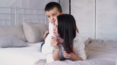 Komik çocuk, mutlu bir anne, mutlu bir anne, mutlu bir anne, mutlu bir anne, mutlu bir anne, mutlu bir anne, mutlu bir anne ve mutlu bir anne.