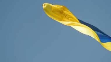 Ukrayna 'nın son derece detaylı kumaş dokuma bayrağı. Ukrayna bayrağının yavaş çekimde dalgalanan gökyüzü mavi ve sarı Ukrayna sarı-mavi rengi. Ukrayna bayrağının dalgalanan ulusal sembolü ülke
