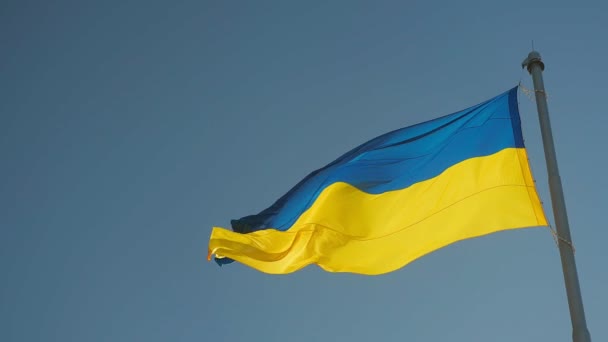 Zpomalení pohybu Ukrajiny vlajka mává pozadí oblohy modrá a žlutá národní barva ukrajinské žlutomodrá. Ukrajina vlajka vítr mává národní symbol země. Vysoce podrobná textilní textura vlajka Ukrajiny — Stock video