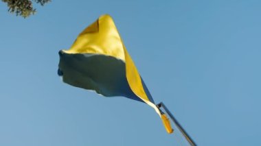 Rüzgarda savrulan Ukrayna bayrağı. Şehirde mavi sarı bayrak Yavaş çekim, yakın çekim