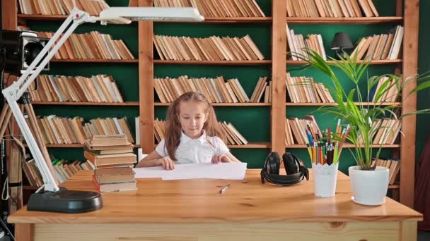 Nastolatka uczy się w bibliotece, rzuca kartkę papieru w powietrze i raduje się, Dzieci nie chcą się uczyć, Happy child odrobił pracę domową, Slow motion — Wideo stockowe
