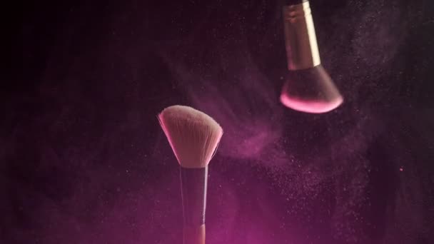 Κοντινό πλάνο επιλεκτική εστίαση του shimmer σκόνη που ανακινείται από πινέλο μακιγιάζ, αργή κίνηση — Αρχείο Βίντεο