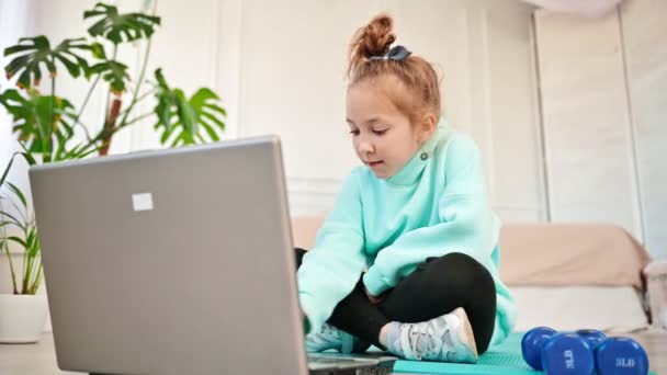 Vidám tinédzser lány, aki információt keres egy laptopon. Gyermekek és technológia. — Stock videók