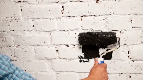 Verfilmung Hand Malerei einer weißen Ziegelwand mit einem schönen dunklen Farbroller — Stockvideo