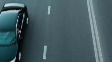 Otobanın yukarıdan görünüşü. Akşam şehir yolu, büyük bir şehrin yollarında trafik...