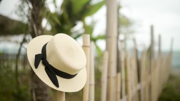 Καλοκαίρι Καπέλο Κρέμεται Ένα Φράχτη Μπαμπού Και Ταλαντεύεται Στον Άνεμο — Αρχείο Βίντεο