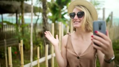 Telefon görüşmesiyle aranıyorsun. Tatildeki bir kızın duygusal sohbeti