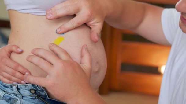 Husband Draws Heart Belly Pregnant Wife Close Draws Heart Colors — Stock Video