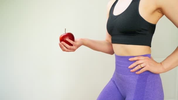 Delgado Cuerpo Atlético Mujer Empuja Una Manzana Mano Cámara Lenta — Vídeos de Stock