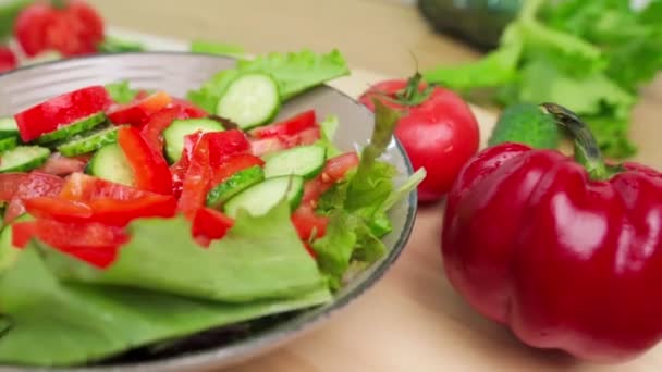 Φρέσκια Σαλάτα Λαχανικών Κοντά Ένα Ξύλινο Δίσκο Αργή Κίνηση — Αρχείο Βίντεο