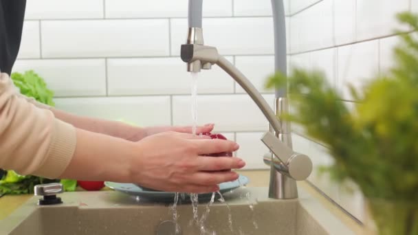 Close Uma Jovem Garota Lavando Pimentas Vermelhas Casa Cozinha Movimento — Vídeo de Stock