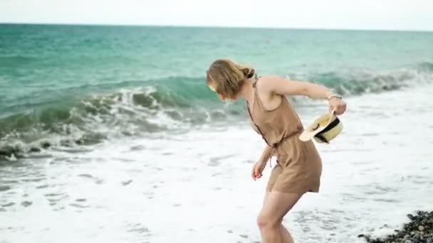 Gadis Bahagia Lari Dari Ombak Pantai Liburan Oleh Laut Gadis — Stok Video