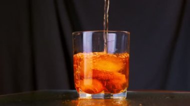 Barmen viski bardağını dolduruyor Güzel gece.