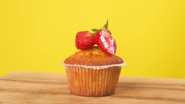 Baking Cupcake Strawberries Rotates Yellow Background — Αρχείο Βίντεο