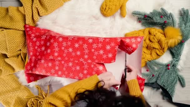 Jovens Mãos Das Mulheres Embalar Presente Ano Novo Presente Natal — Vídeo de Stock