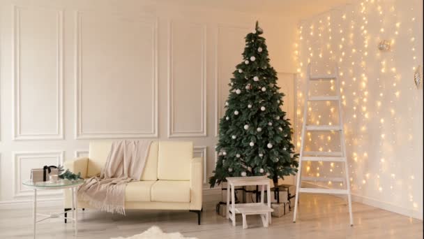 Prachtige Kerstboom Met Diverse Heldere Decoraties Jonge Familie Siert Kerstboom — Stockvideo