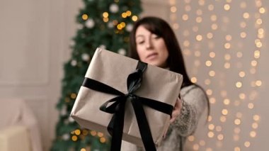 Yılbaşı tatilinde olan güzel bir kadının hediye kutusu.