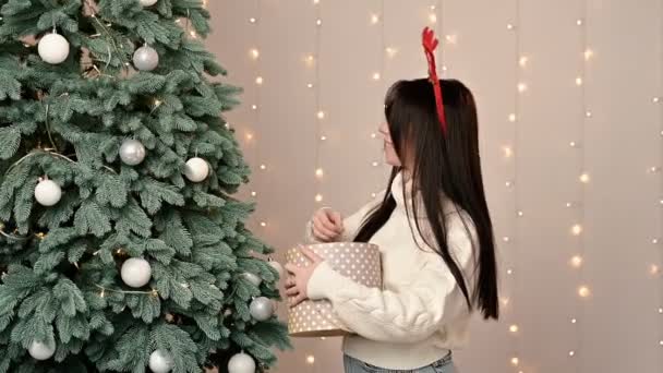 Junge Frau Schmückt Weihnachtsbaum — Stockvideo