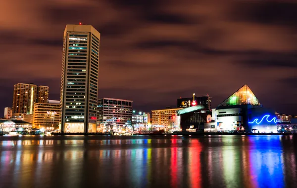 Długich ekspozycji kolorowy panoramę baltimore w nocy, maryla — Zdjęcie stockowe