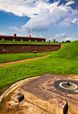 Yaz fırtına bulutları üzerinde fort mchenry, baltimore, maryland