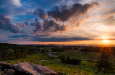 gettysburg, penns içinde küçük roundtop renkli yaz günbatımı
