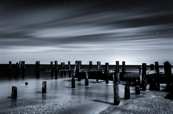 Exposición larga en blanco y negro de pilotes de muelles en el Delaware Ba — Foto de Stock