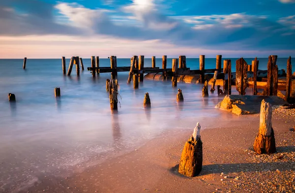 Longue exposition au coucher du soleil des piliers dans la baie du Delaware à S — Photo