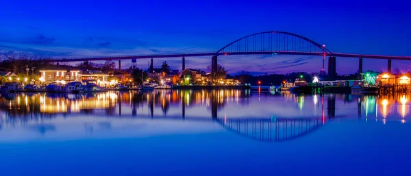 Reflection of Chesapeake City in the Chesapeake and Delaware Can — Stock Photo, Image