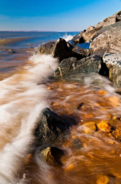 Olas en la bahía de Chesapeake en Elk Neck State Park, Maryland — Foto de Stock