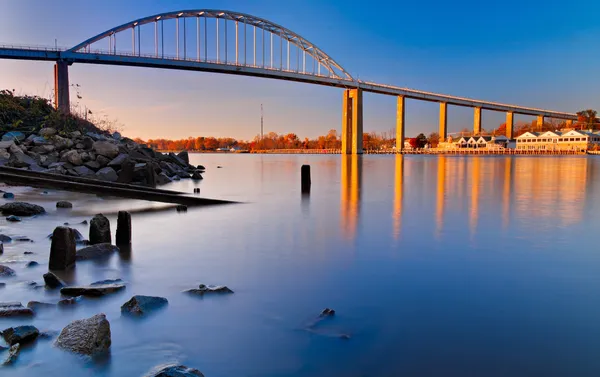 Abendliche Belichtung der Brücke über den Chesapeake und Dela — Stockfoto