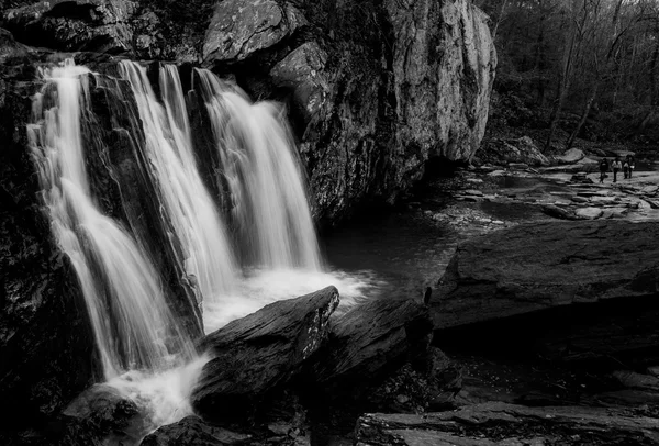 Svartvit bild av kilgore faller på stenar state park, mary — Stockfoto