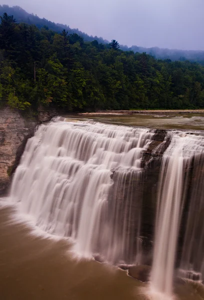 Mañana brumosa en Middle Falls, Parque Estatal de Letchworth, Nueva York — Foto de Stock