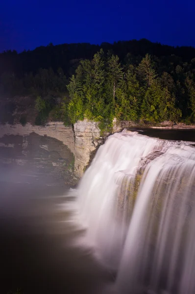 Mitten faller på natten, letchworth state park, new york. — Stockfoto