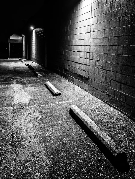 Night scene in the parking lot of an abandoned shopping plaza. — Stock Photo, Image