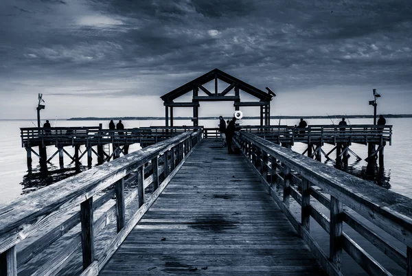 Muelle de pesca en el río Potomac, en el Parque Estatal de Leesylvania, Vi — Foto de Stock