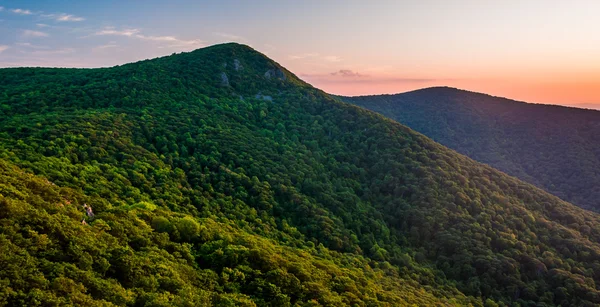 Weergave van karetschildpad berg bij zonsondergang, van halve maan rock overloo — Stockfoto