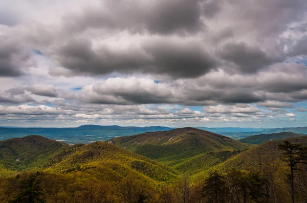 Tavaszi színekben a appalachians, felhős égből látott — Stock Fotó