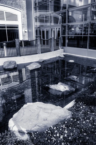 Pequeña piscina y jardín en el vestíbulo del Hotel Gaylord, en Nati — Foto de Stock