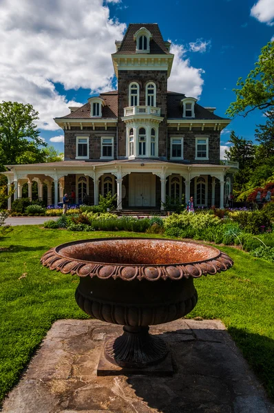 URN tegenover het herenhuis op cylburn arboretum, baltimore, mar — Stockfoto