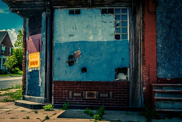 Verlassenes Gebäude an der Ecke Baltimore Street. — Stockfoto